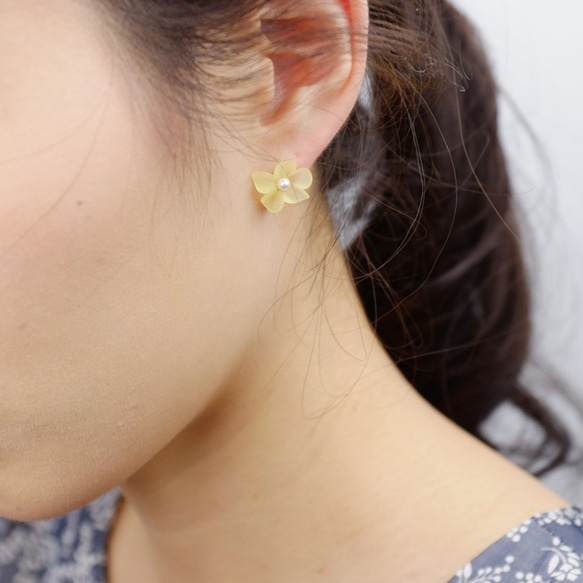 ▼4 <p_60> “黃色”花朵和珍珠背扣耳環 第2張的照片