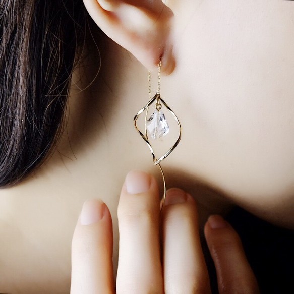 ピアスorイヤリング◇ショートひねりドロップフレームとクリスタルの