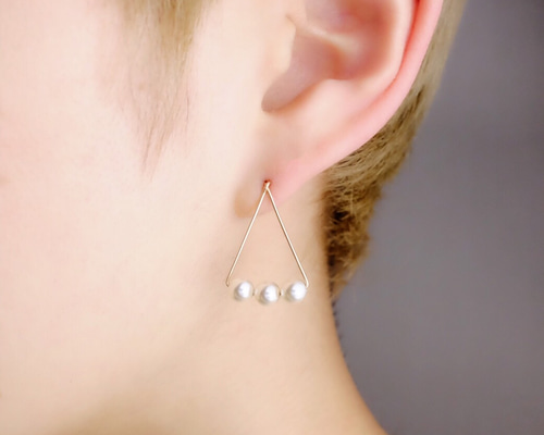 3粒パールのトライアングルピアス（Mサイズ）〜14kgf or Silver〜 金属