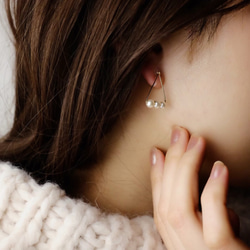 【夾式耳環(矽膠耳夾款)】14kgf◇3顆珍珠三角形耳環（M尺寸）  14kgf 或 銀 第2張的照片