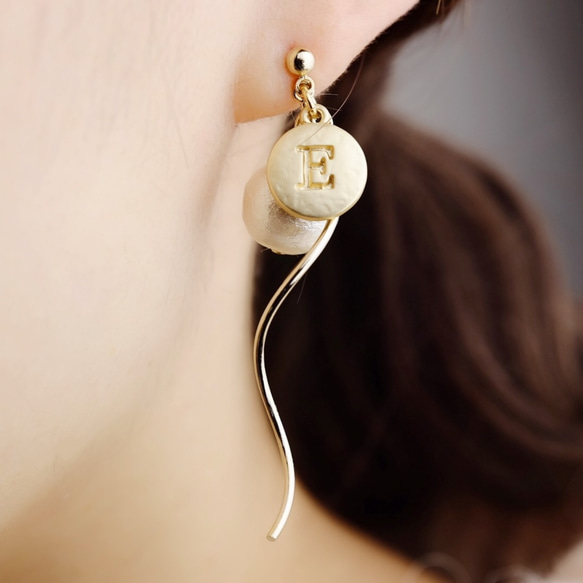 <n_382> [耳環（非樹脂孔）]可選縮寫*棉珍珠和波浪線耳環 第1張的照片