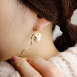 <n_382> [耳環（非樹脂孔）]可選縮寫*棉珍珠和波浪線耳環 第4張的照片