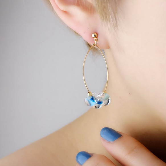 14kgf 耳環或耳環 ◇玻璃珠吊環 ~藍色~金屬過敏相容 鍍金<h9> 第2張的照片