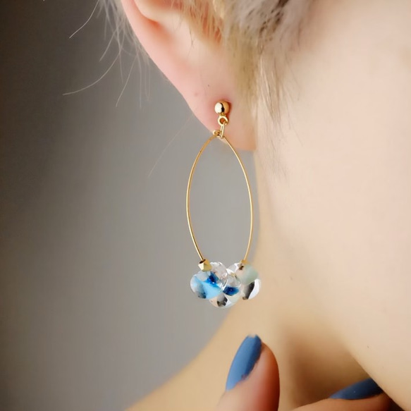 14kgf 耳環或耳環 ◇玻璃珠吊環 ~藍色~金屬過敏相容 鍍金<h9> 第4張的照片