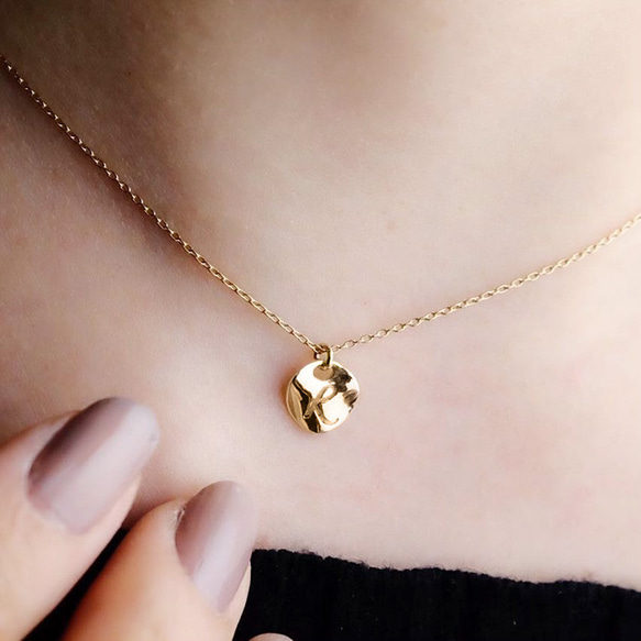 K10・K18〉ウェーブラウンドイニシャルネックレス S size <VN001S 