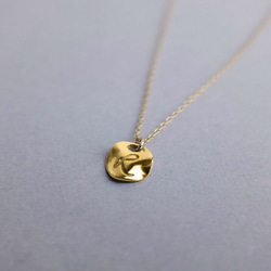&lt;K10 / K18&gt; Wave Round Initial Necklace S size<VN001S> 第2張的照片