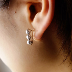 14kgf耳環或耳環 ◇ 3顆珍珠一排～灰色～<h5> 第3張的照片