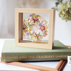 《結婚祝い/お誕生日/インテリアフラワー》カラフルなお花の置き型リース♪プリザーブドフラワーのガラスフレームS 2枚目の画像