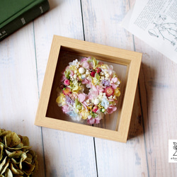 《結婚祝い/お誕生日/インテリアフラワー》カラフルなお花の置き型リース♪プリザーブドフラワーのガラスフレームS 4枚目の画像