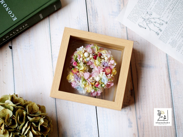 happy colorful wreath preserved flowers glass frame 第4張的照片