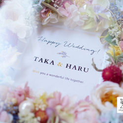 《写真入れ替えできる◎結婚祝い/誕生日/送別のお花》プリザーブドフラワーのメッセージ付き花盛りフォトフレーム 5枚目の画像