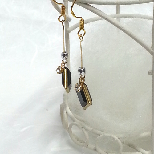 18kgf】シャネルビーズピアス(ブラック) ピアス（フック・チェーン