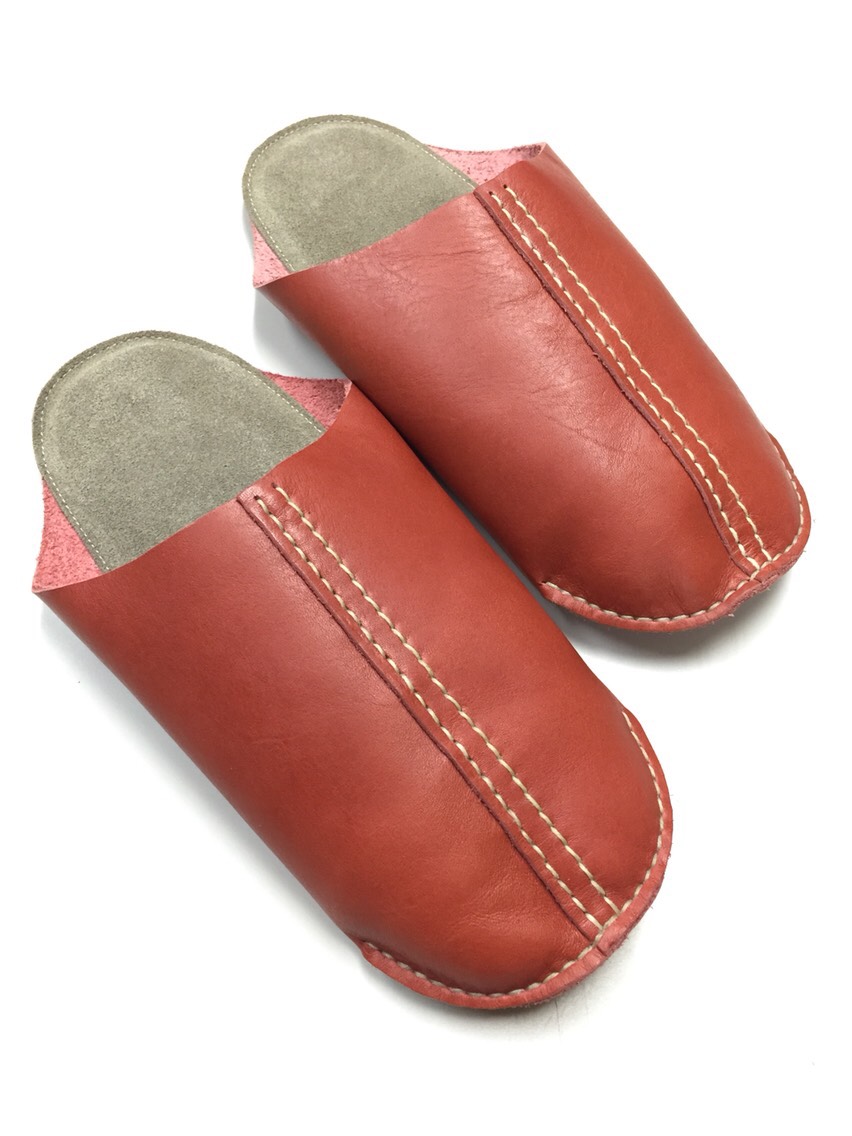 手縫いで仕上げたレザールームシューズ（レッド）