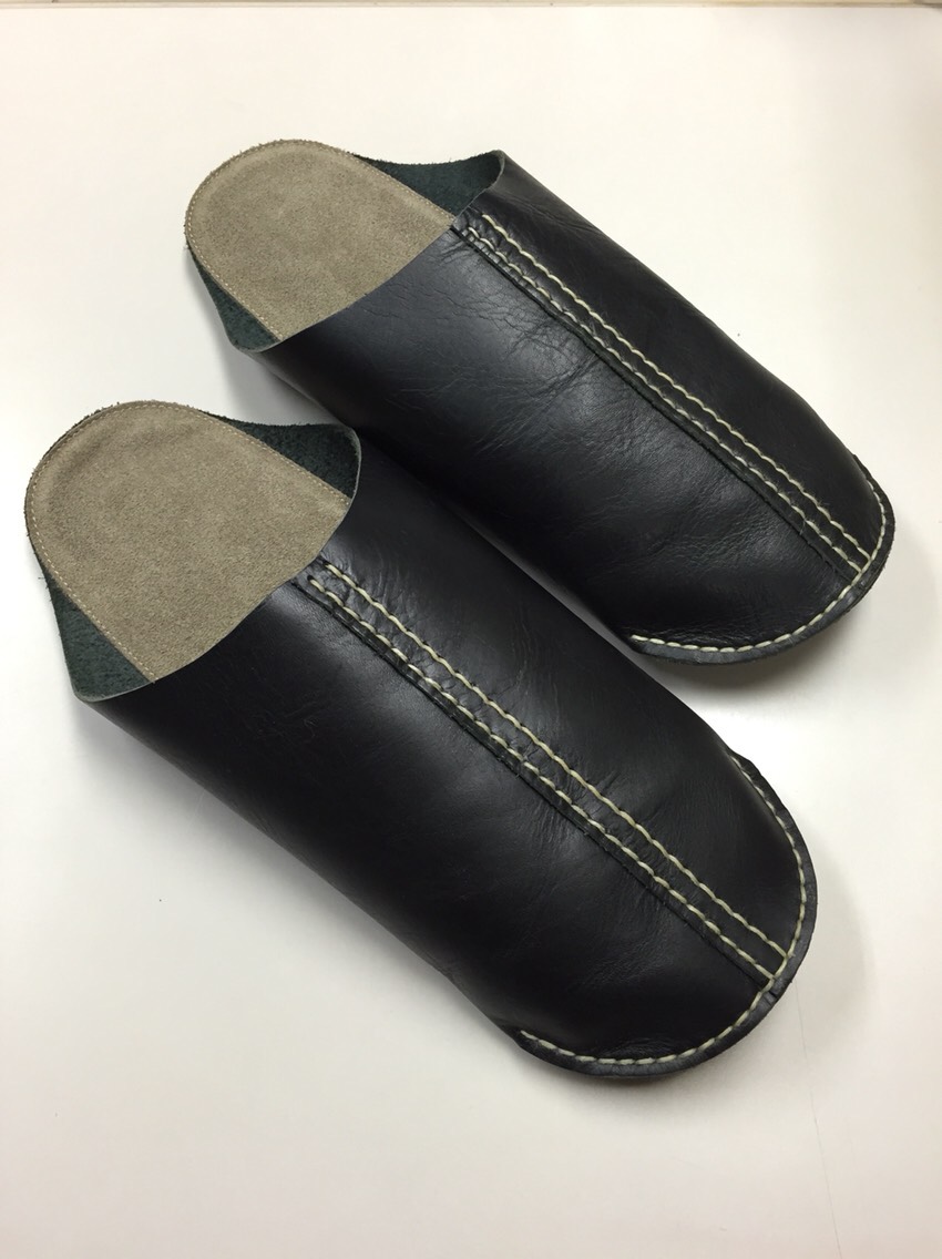 手縫いで仕上げたレザールームシューズ（ブラック）