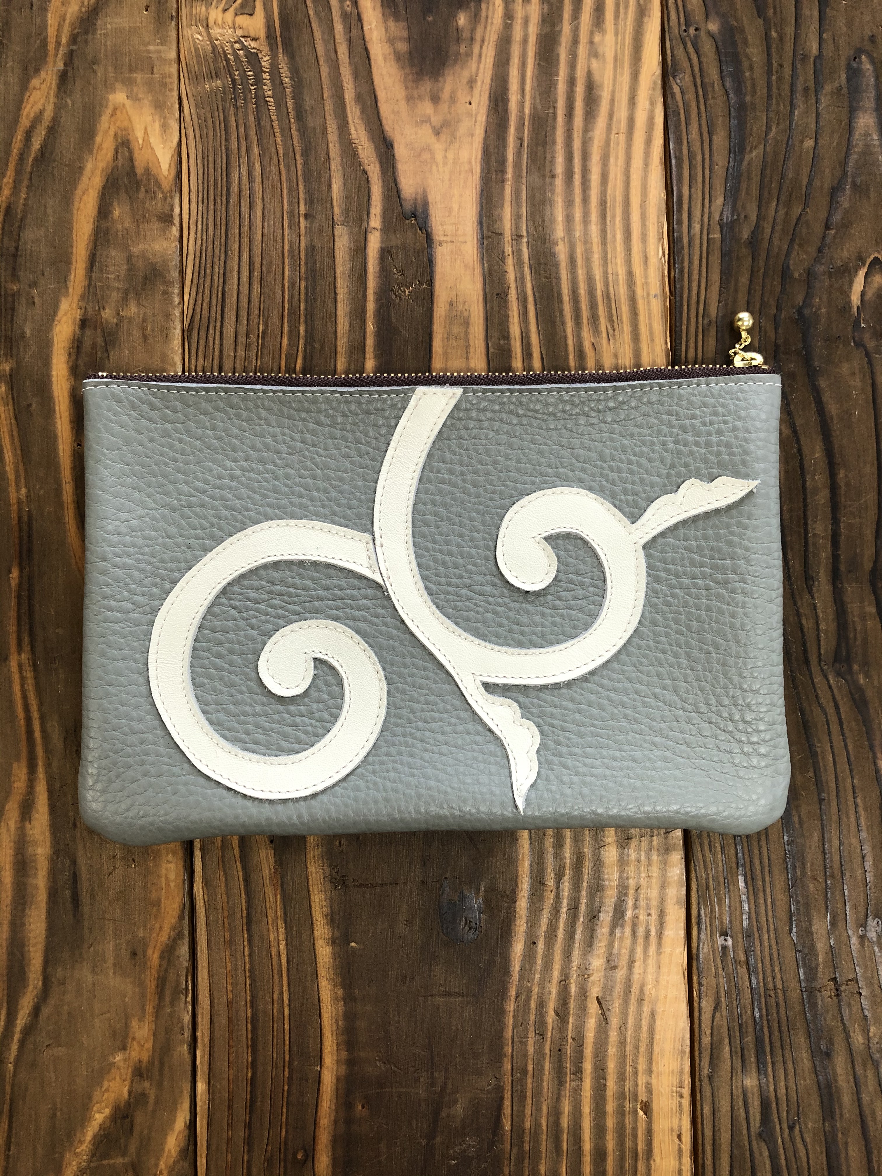 唐草レザーポーチ・グレー(サイズM)