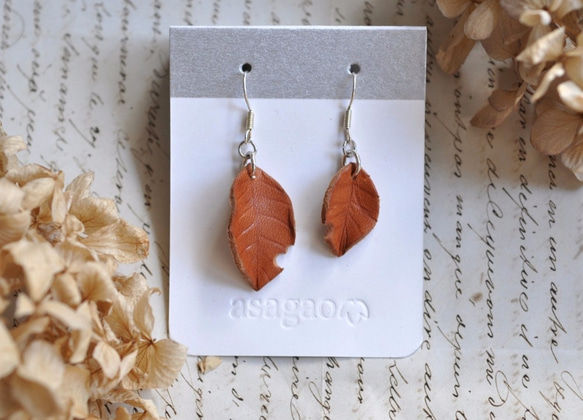 ヌメ革で作ったかわいい落ち葉のピアス/イヤリング ピアス（フック