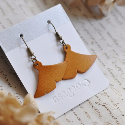 ヌメ革で作ったかわいい落ち葉のピアス/イヤリング イヤリング 
