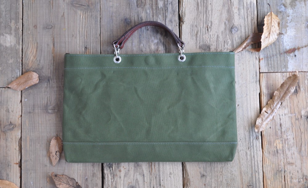 カーキの6号帆布で仕立てたスマート・トートバッグ