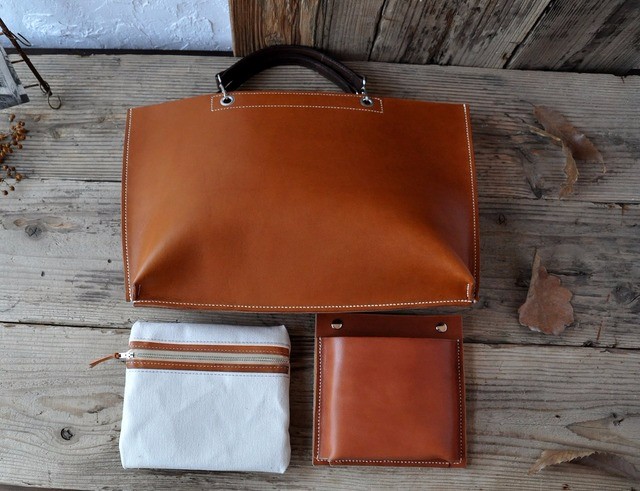 手縫いのトートバッグ（キャメルブラウン）