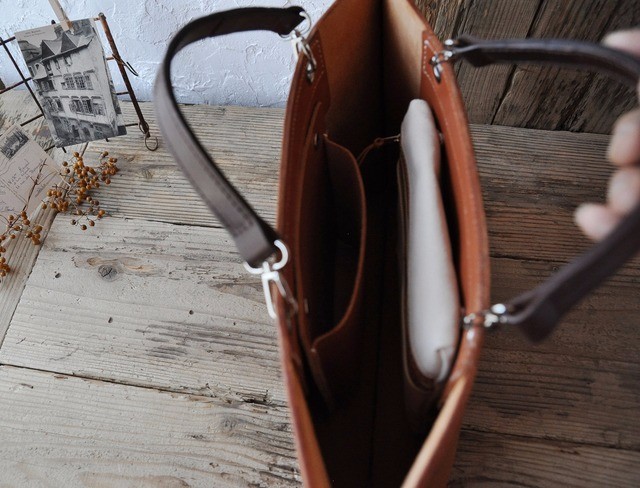 手縫いのトートバッグ（キャメルブラウン）