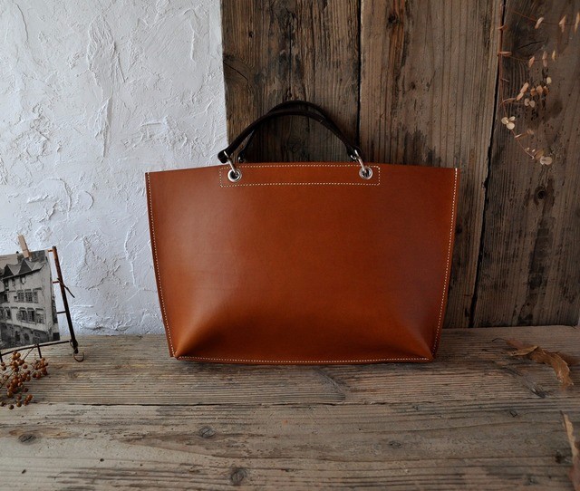 手縫いのトートバッグ（キャメルブラウン）