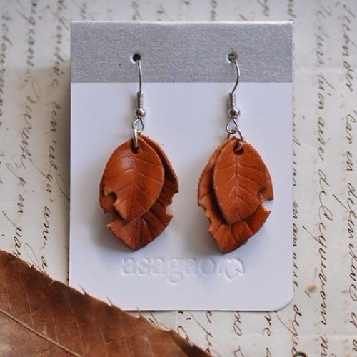 ヌメ革で作った落ち葉のレザーピアス/イヤリング ピアス（フック