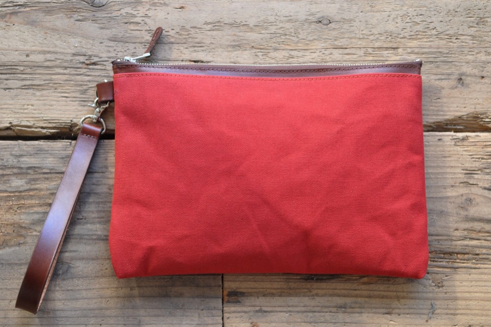 帆布とヌメ革のクラッチバッグ（赤）