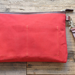 帆布とヌメ革のクラッチバッグ（赤） 2枚目の画像