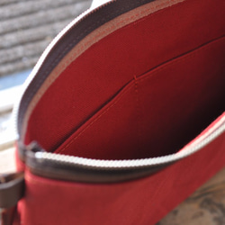 帆布とヌメ革のクラッチバッグ（赤） 4枚目の画像