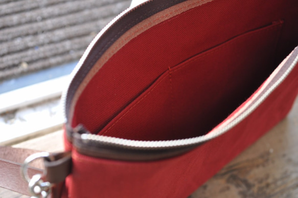 帆布とヌメ革のクラッチバッグ（赤） 4枚目の画像