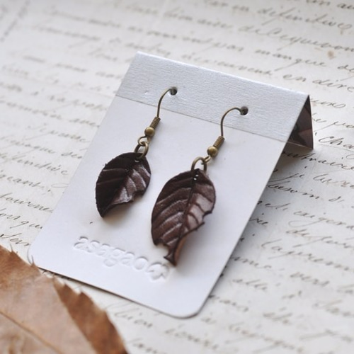 ヌメ革で作った落ち葉のピアス/イヤリング ピアス（フック・チェーン 