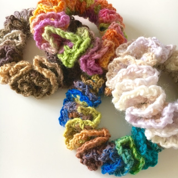 グラデーションカラー毛糸の手編みシュシュ 3枚目の画像