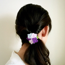 手編みで紫陽花のヘアゴム 3枚目の画像