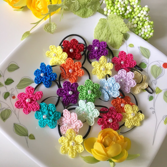 選べる５色！小さなお花を編んだヘアゴム 1枚目の画像