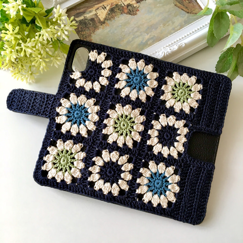 受注製作】手編みお花モチーフの手帳型スマホケース（ネイビー