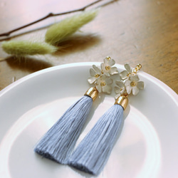 【Creema 獨家點贊】*漂亮的銀白色花朵和藍灰色流蘇耳釘*可換耳環 第1張的照片