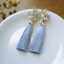 【Creema 獨家點贊】*漂亮的銀白色花朵和藍灰色流蘇耳釘*可換耳環 第2張的照片