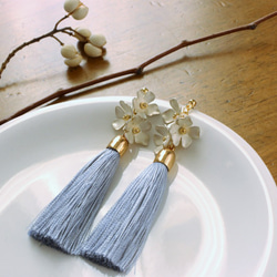 【Creema 獨家點贊】*漂亮的銀白色花朵和藍灰色流蘇耳釘*可換耳環 第3張的照片