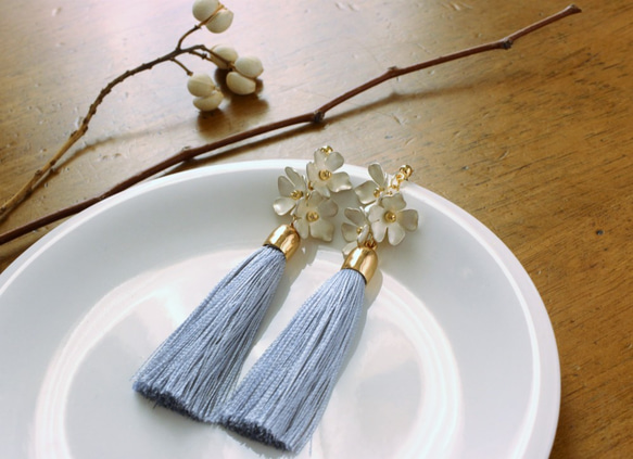 【Creema 獨家點贊】*漂亮的銀白色花朵和藍灰色流蘇耳釘*可換耳環 第3張的照片