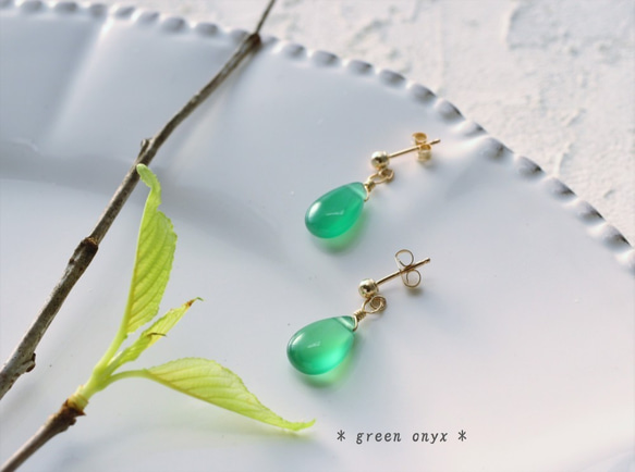 【Creema限定 ポイントアップ】＊14kgf＊きれいな緑の雫　宝石質グリーンオニキスのシンプルなスタッドピアス＊ 5枚目の画像
