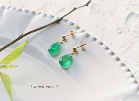 【Creema限定 ポイントアップ】＊14kgf＊きれいな緑の雫　宝石質グリーンオニキスのシンプルなスタッドピアス＊ 1枚目の画像