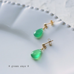 【Creema限定 ポイントアップ】＊14kgf＊きれいな緑の雫　宝石質グリーンオニキスのシンプルなスタッドピアス＊ 8枚目の画像