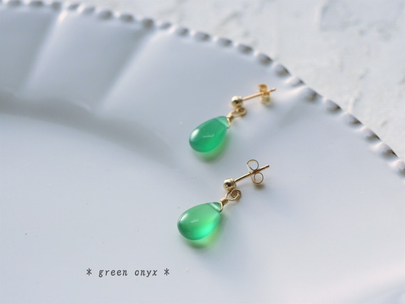 【Creema限定 ポイントアップ】＊14kgf＊きれいな緑の雫　宝石質グリーンオニキスのシンプルなスタッドピアス＊ 8枚目の画像