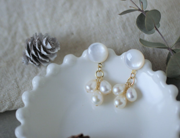 [Creema 限量加分] * 美麗的白色貝殼和漂亮的水滴形淡水珍珠穿孔耳環 * 聖誕禮物 第7張的照片
