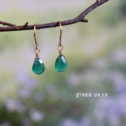 「Creema限定 ポイントアップ」　14kgf　小さい緑の雫　宝石質グリーンオニキスのシンプルピアス　 1枚目の画像
