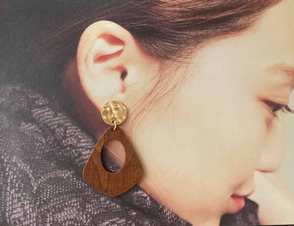 なみなみゴールドプレート×しずくウッドピアス／イヤリング ブラウン 