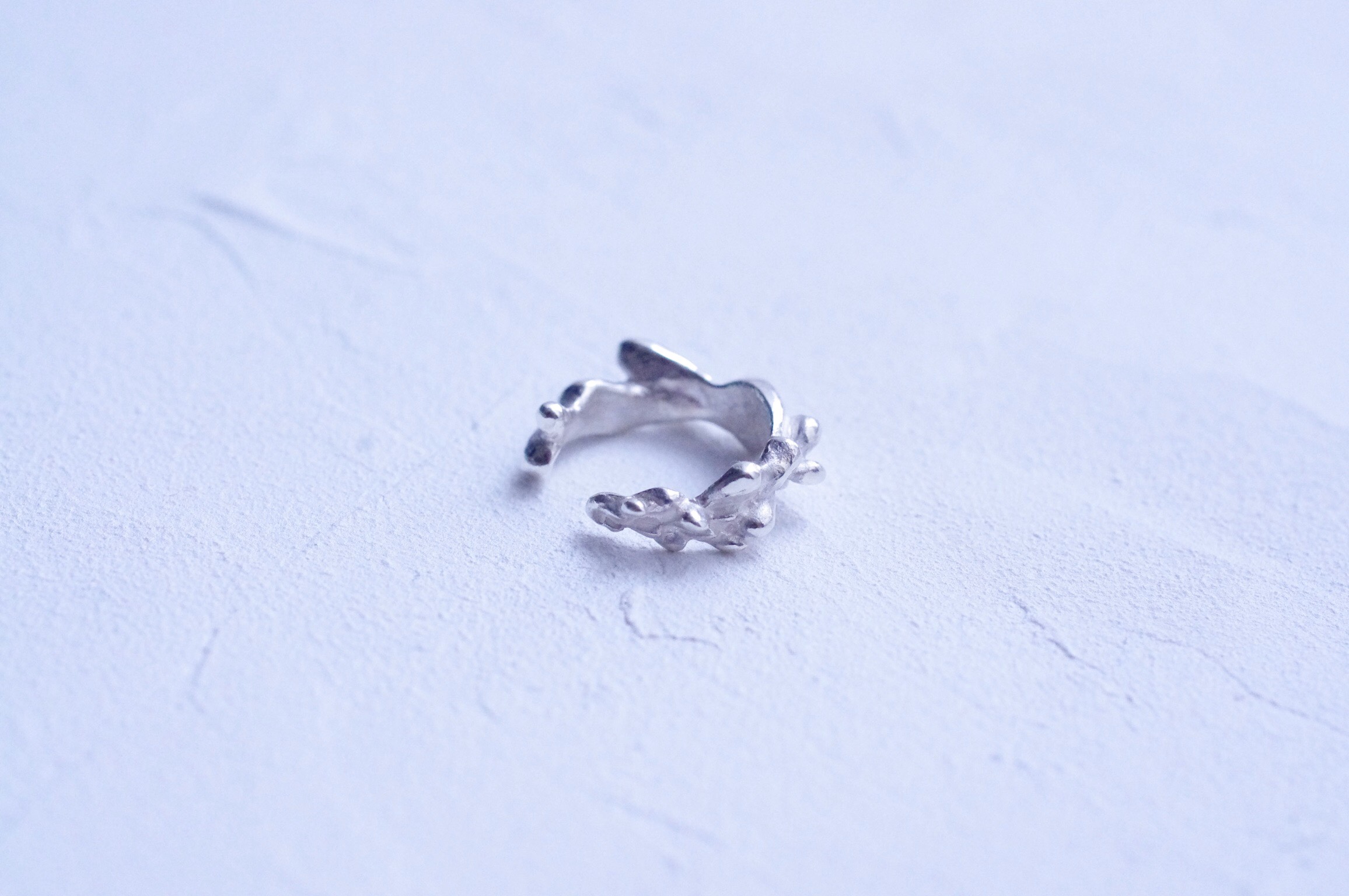 波打つ。しずくフープイヤーカフ 《SLV/BLK》2way シルバー925〔単品〕リンクコーデ