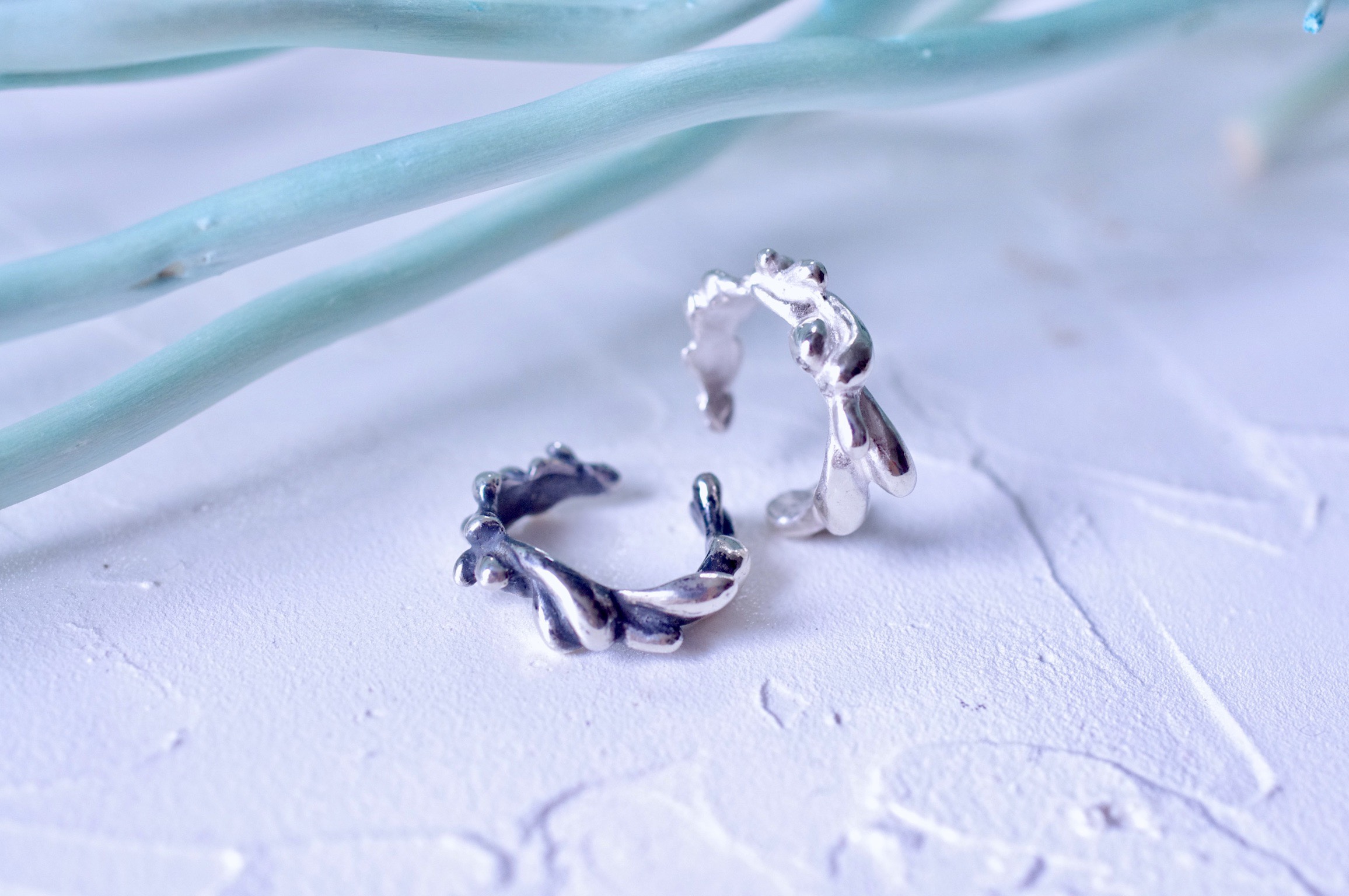 波打つ。しずくフープイヤーカフ 《SLV/BLK》2way シルバー925〔単品〕リンクコーデ