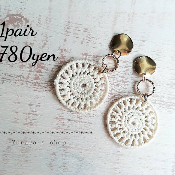 A018 メタルプレートと刺繍ワッペンのピアス 1ペア780円 1枚目の画像