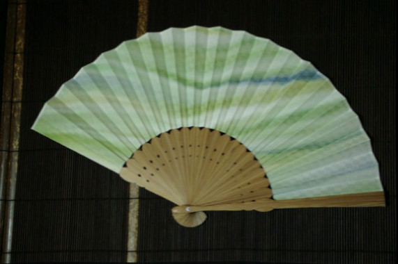 【一点もの】【名入れ無料】風彩染正絹手染め扇子『朝の霧と散歩』